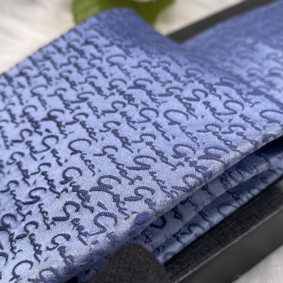 GUCCI SILK TIE 100% silk, GUCCI LOGO throughout, New Unbranded Tie Box ! - Picture 6 of 12